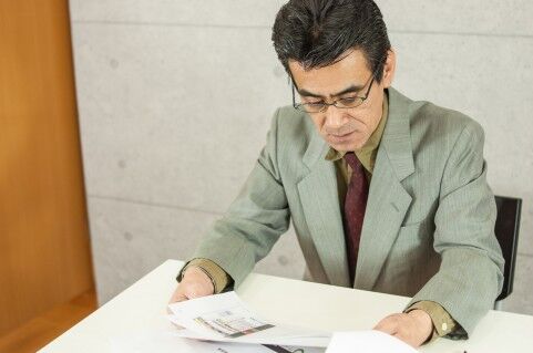 悩む経営者