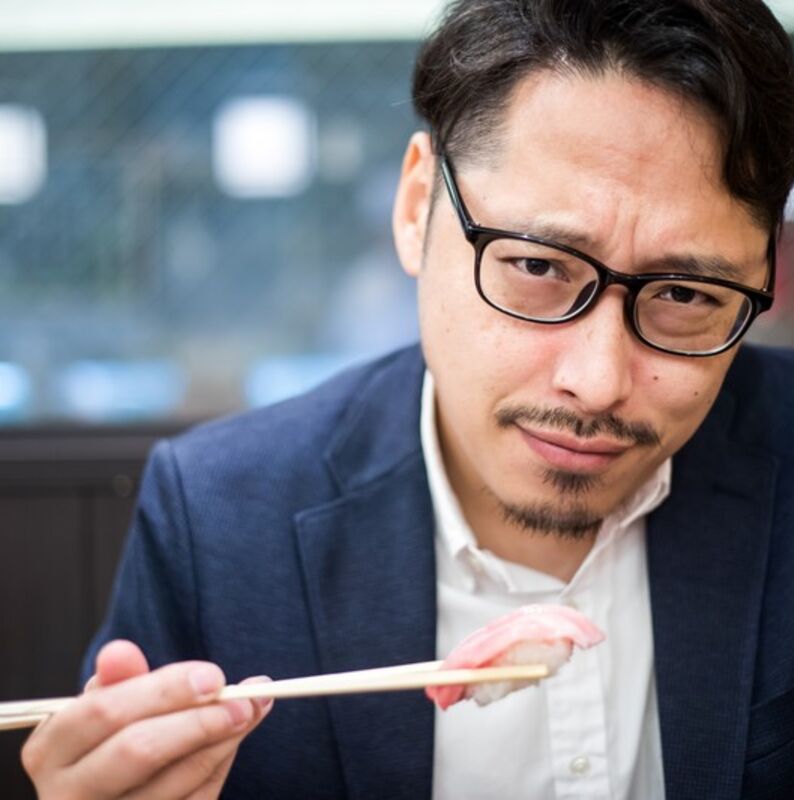 寿司を食べる